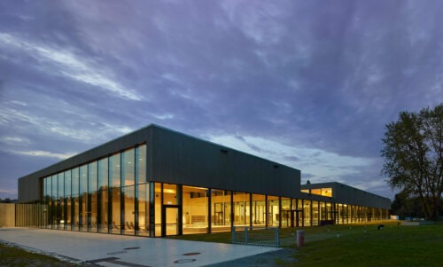 Fertiges Bauvorhaben in der Abenddämmerung mit Glasfront