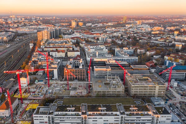 Drohnenaufnahme vom Stadtteil um die Baustelle iCampus Rhenania in München herum