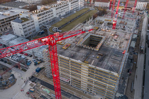 Drohnenaufnahme der Baustelle mit rotem Kran des iCampus Rhenania in München