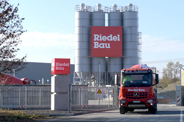 Betonsilos und ein roter Riedel Bau LKW