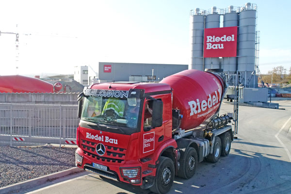 roter Betonmischer LKW