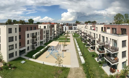 Außenaufnahme der Eingangsbereiche, Balkone und Spielplatz der Wohnanlage Martini Park