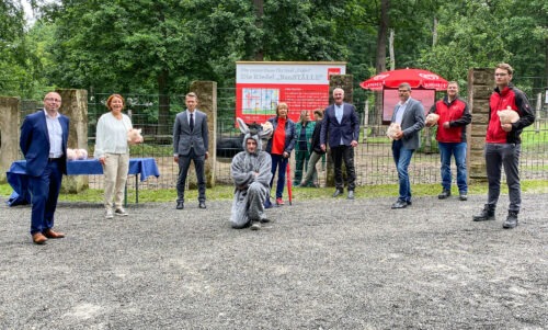 Gruppenbild vorm Eselhaus im Wildpark drei Eichen