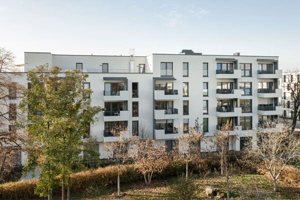 Außenaufnahme eines Wohnhauses mit Sicht auf die Balkone