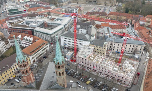 Baustelle von oben mit zwei roten Kränen