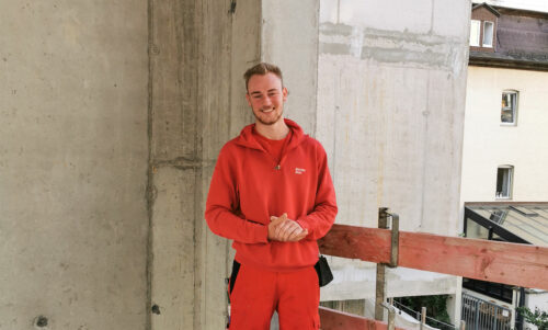 ein Junger Mann in roter Riedel Bau Kleidung
