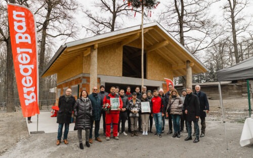 Gruppenfoto vorm Eselhaus im Wildpark an den Eichen