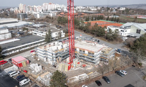 Luuftaufnahme Baustelle mit einem roten Kran