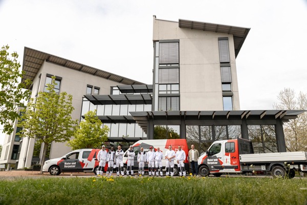 Gruppenbild Maler und Verputzer vor dem Stammhaus in Schweinfurt