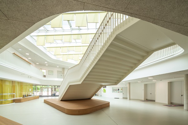 Fertige Treppe im im Innenbereich der Schule