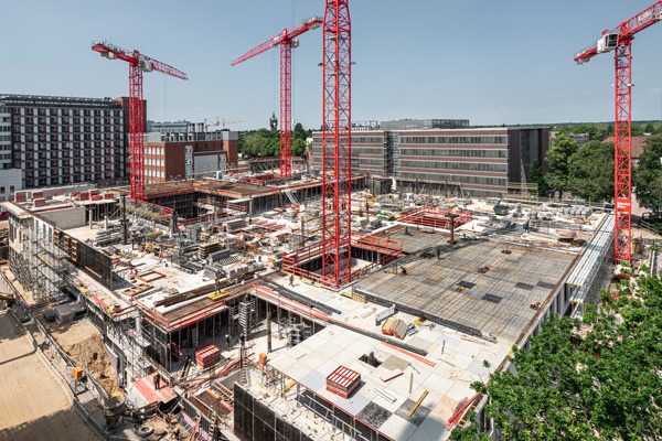 Baustellenbild der Baustelle UKE in Hamburg mit vier roten Kränen