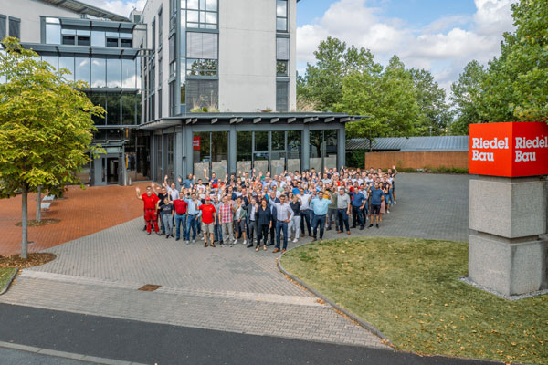 Drohnenbild von 50 Mitarbeitern vor dem Stammhaus in Schweinfurt