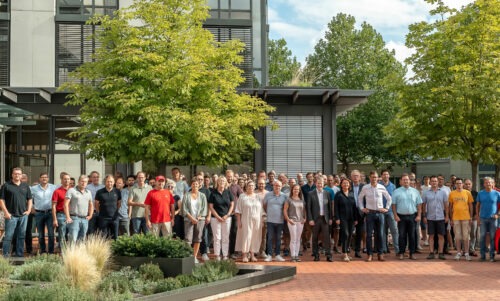 Gruppenfoto von 50 Mitarbeitern vorm Stammhaus in Schweinfurt
