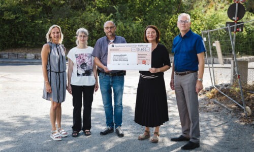 Vertreter der Gert-Riedel-Stiftung mit einem Sparkassenscheck für die Arche über 3000€