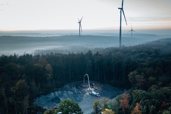 Nachtaufnahme einer Betonage von Windrädern