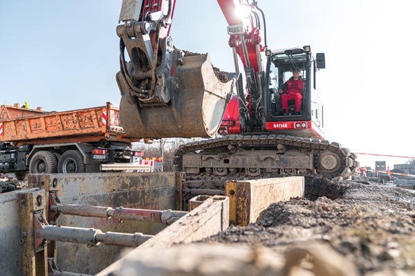 Bagger bei Kanalbauarbeiten