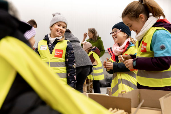 Kinder beim Basteln der Waben