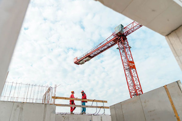 Gespräch an einer Baustelle