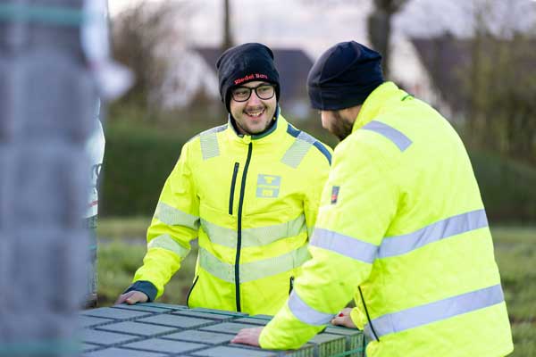 Besprechung an der Tiefbau-Baustelle