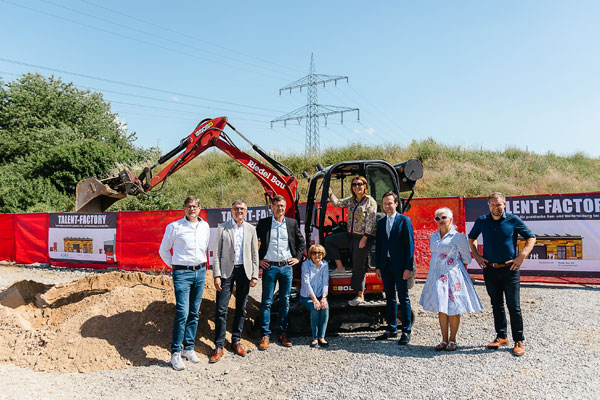 Offizielles Gruppenbild mit Gästen des Baggerstichs