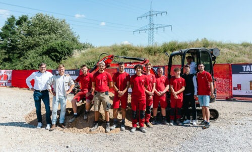 Gruppenbild der Azubis beim Baggerstich