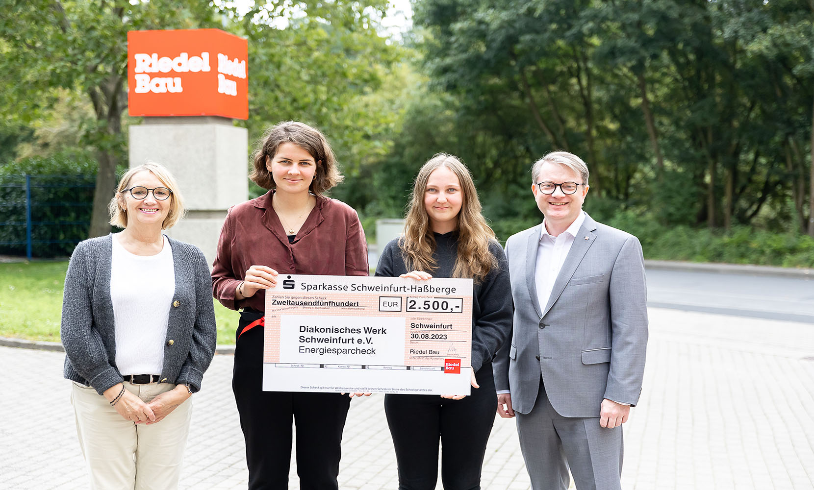 Spendenübergabe | Riedel Bau