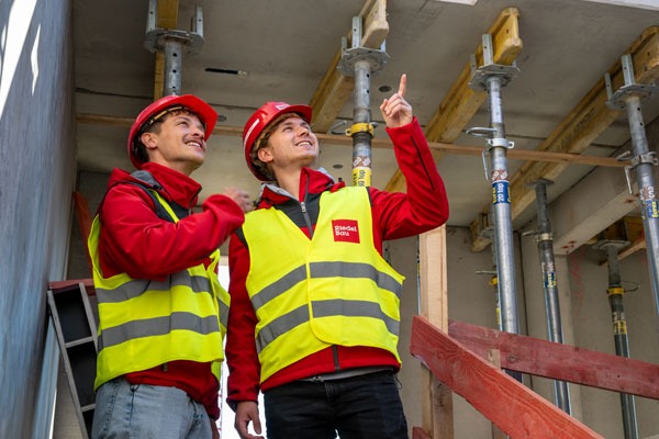 Zwei junge Bauleiter auf der Baustelle