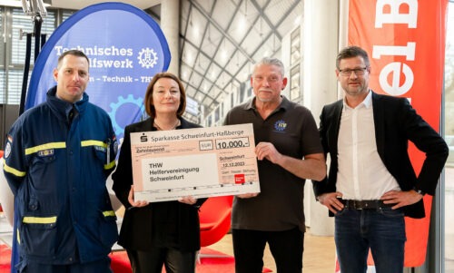 4 Personen halten einen Spendenscheck für das Technische Hilfswerk über 10.000 Euro in der Hand.