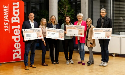 Gruppenbild Spendenübergabe Jubiläum