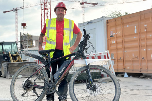 Geri mit Baustellenfahrrad