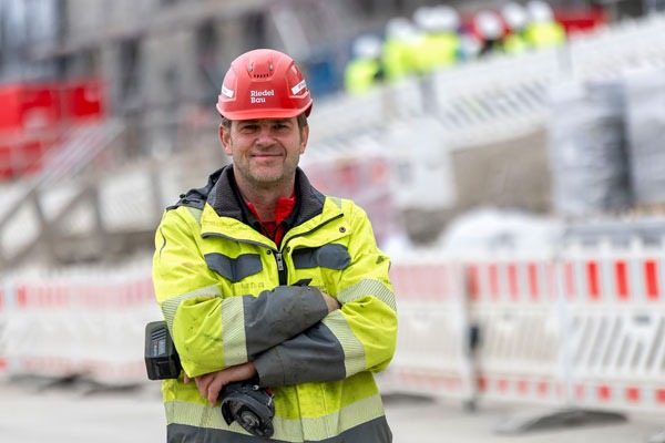 Mitarbeiter bei ZEISS Baustelle
