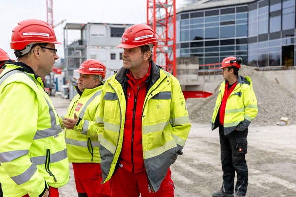 Mitarbeiter bei ZEISS Baustelle