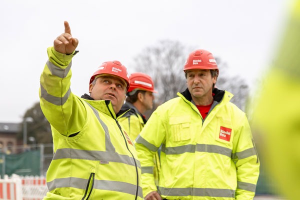 Mitarbeiter bei ZEISS Baustelle