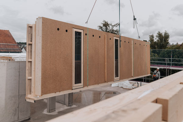 Aufbau von Holzbau-Außenwänden mit integrierten Fenstern