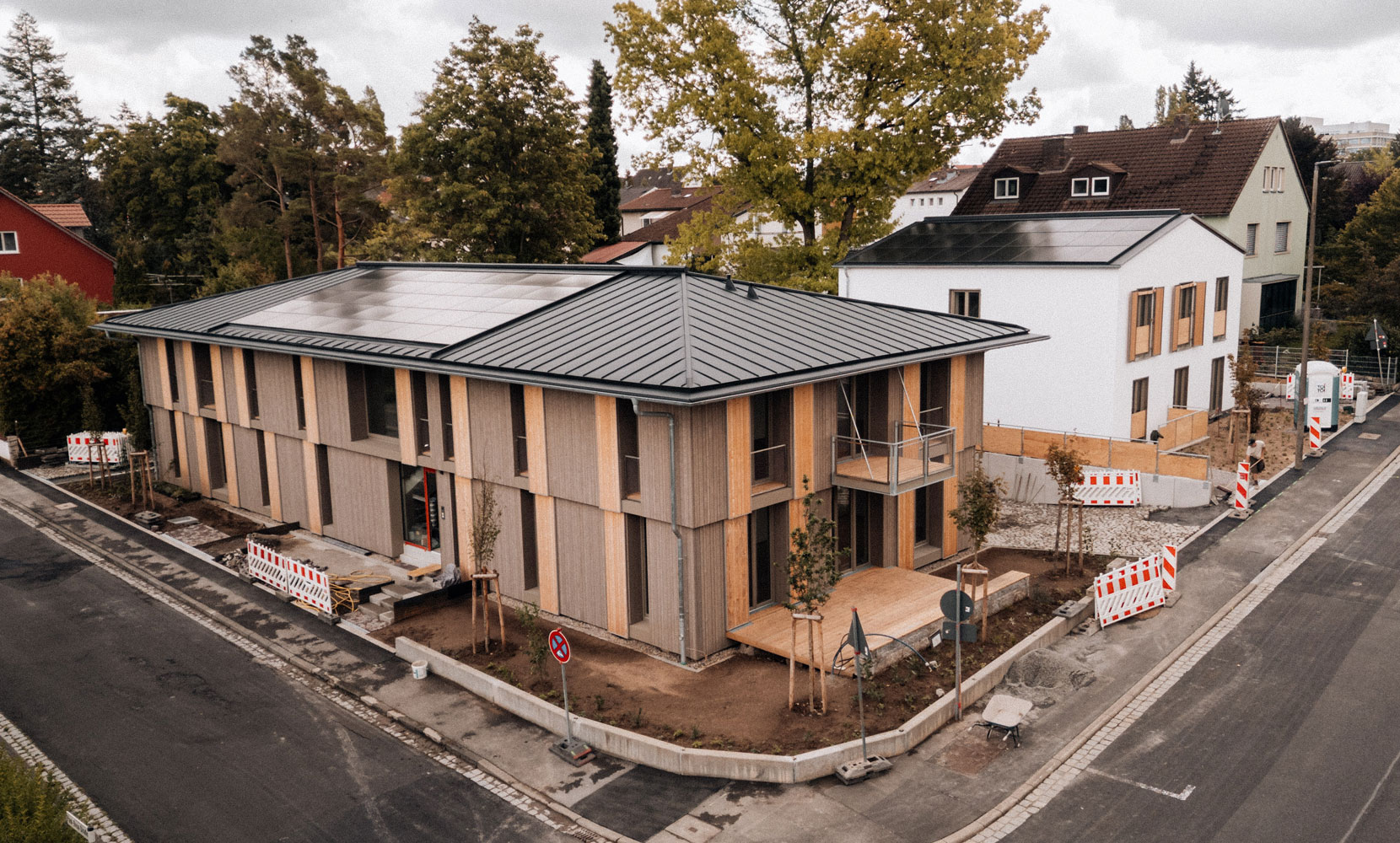 Wohngebäude Paulrosa in moderner Holzbauweise an einer Straßenecke