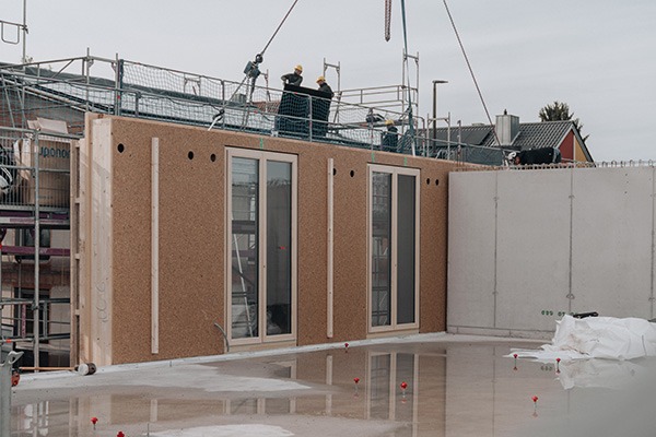 Aufbau von Holzbau-Außenwänden mit integrierten Fenstern