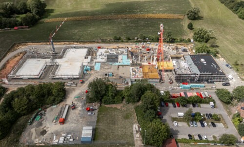 Drohnenaufnahme der Baustelle Hennebergschule Garitz